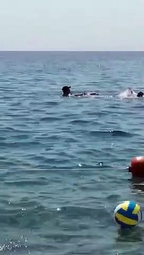 Montepaone, donna in difficoltà in mare salvata dal cane Mae e dal vigile Giancarlo