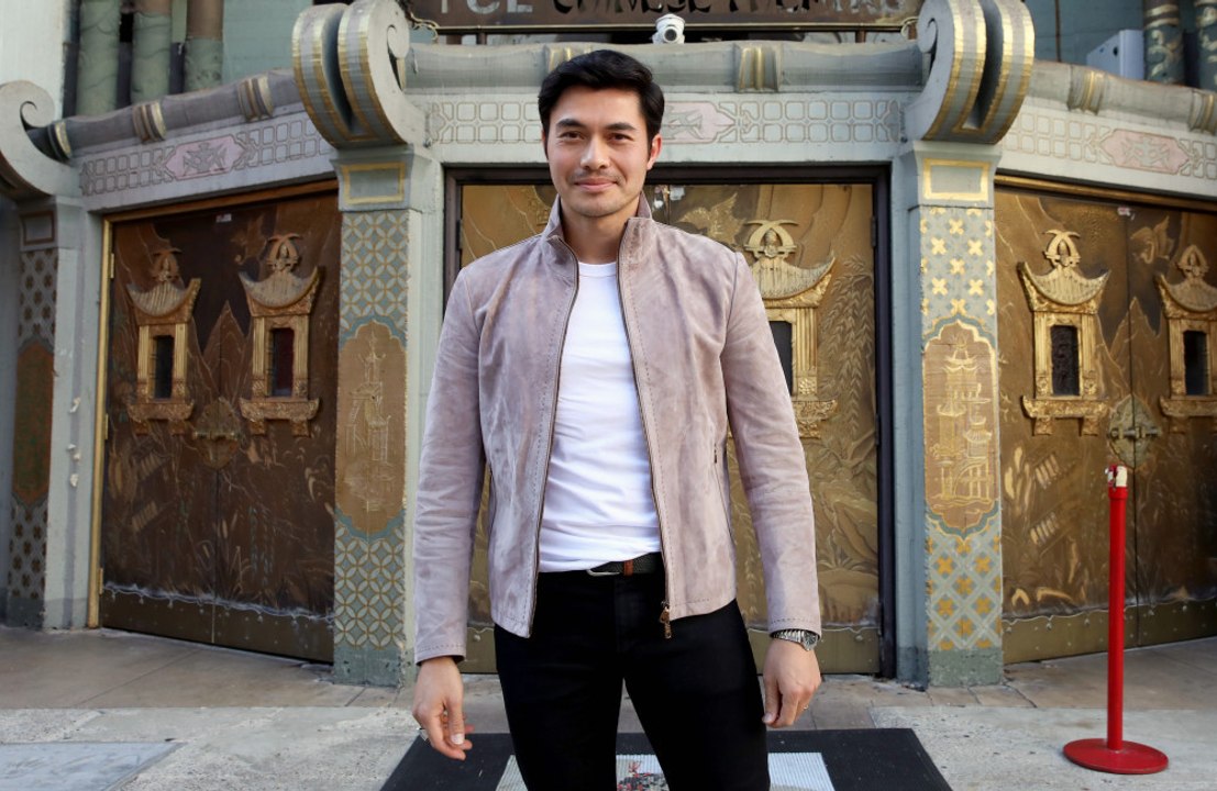 Henry Golding: Er wirkt irre, wenn er Texte übt