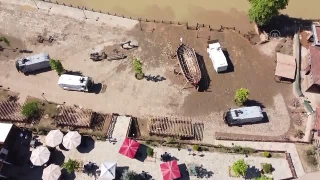 Caddeler TOMA'nın sıktığı suyla temizlendi