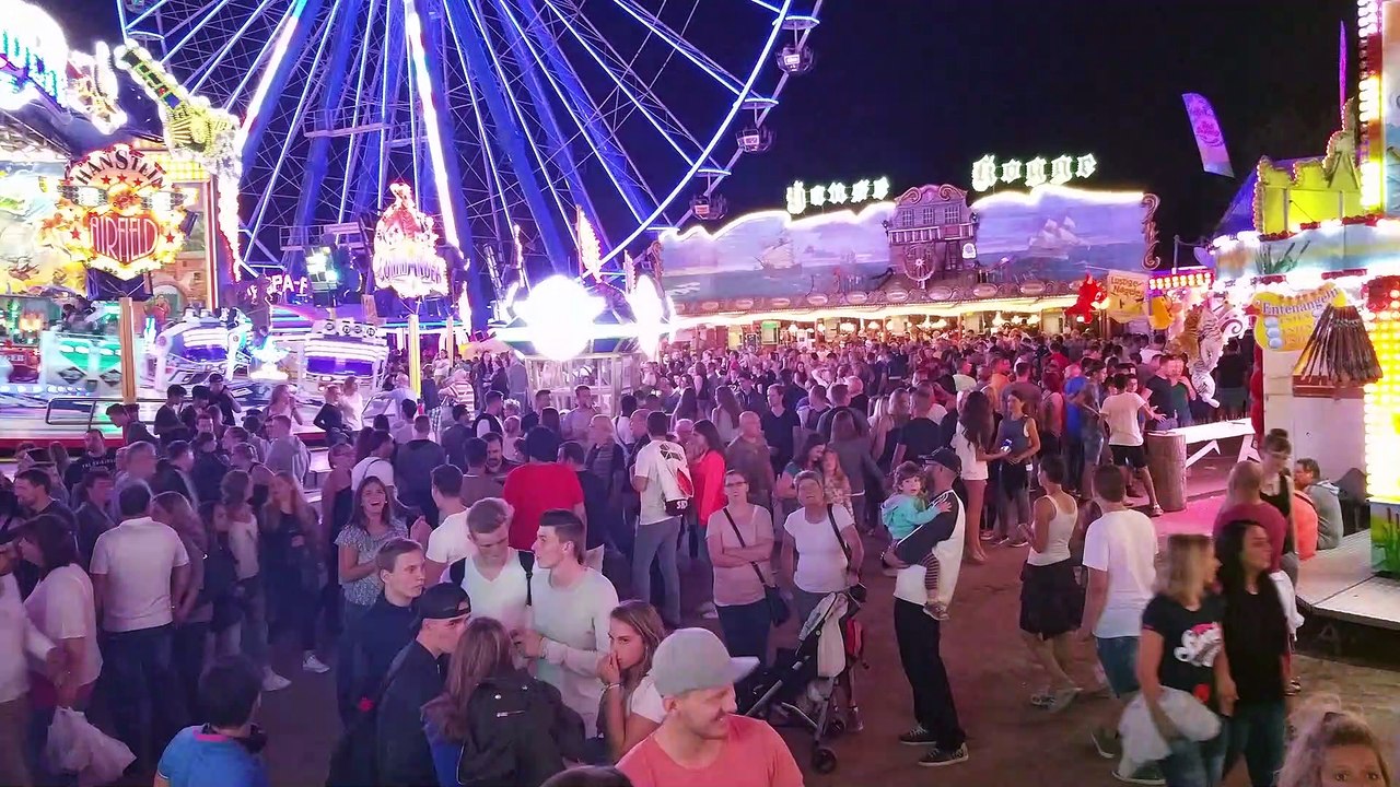 Menschenmenge auf dem Jahrmarkt