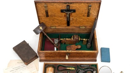 Un mystérieux kit de chasseur de vampires vendu aux enchères