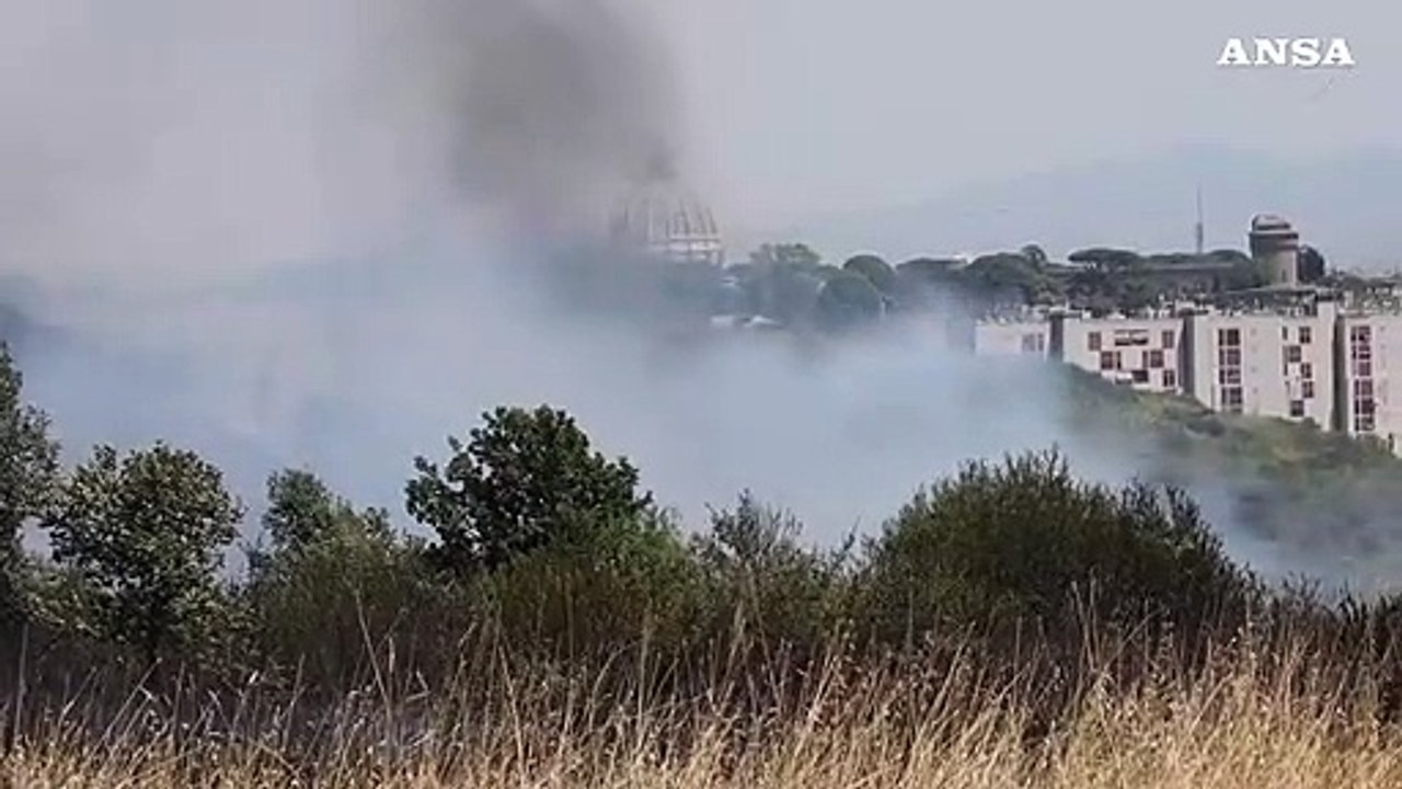 Roma, incendio a Pineta Sacchetti: nella capitale superati i 38 gradi