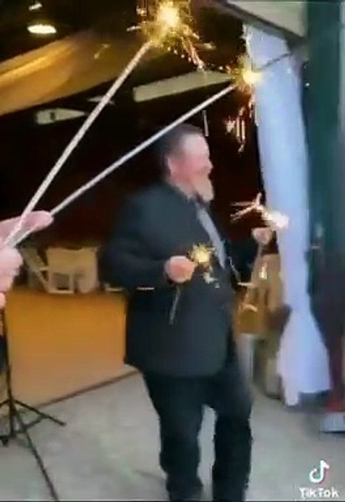 Complètement ivre à un mariage, il met le feu et continue de danser comme si de rien n'était
