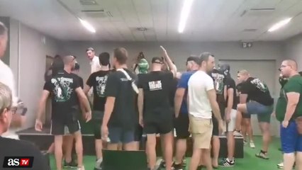 Decenas de ultras aterrorizan a Riera en su presentación y se va llorando