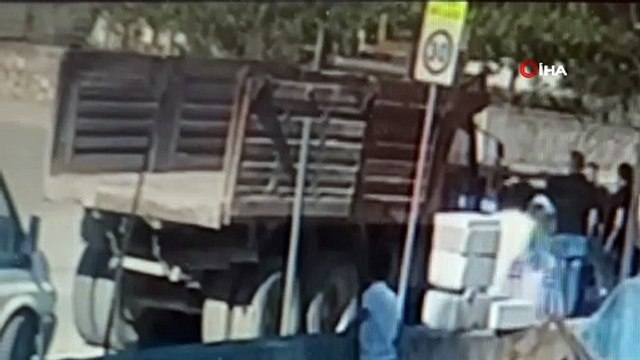 Otomobillerin çarpıştığı, kamyonetin de karıştığı kaza kamerada