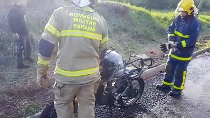 Moto é destruída pelo fogo no Centro de Cascavel
