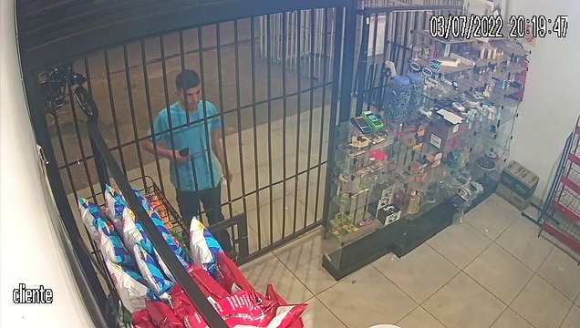 Filmagem mostra um dos irmãos em uma distribuidora próximo ao local do crime