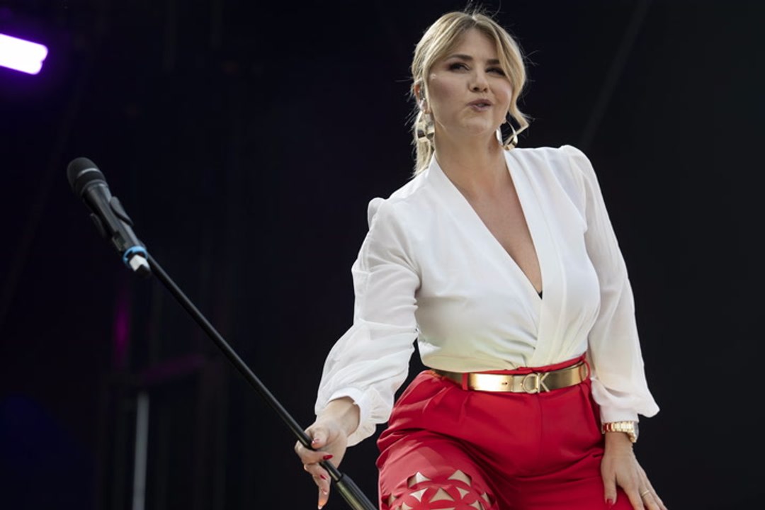 Kleiner Kostüm-Patzer: Hier sieht man Beatrice Eglis BH