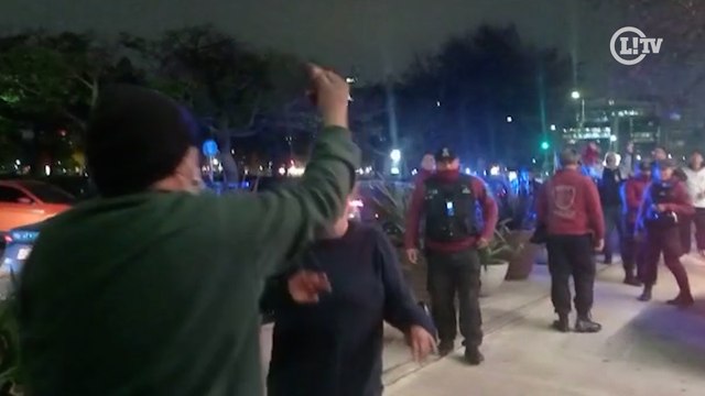 Torcedor do Boca Juniors tenta arrumar confusão com corintianos na porta do hotel