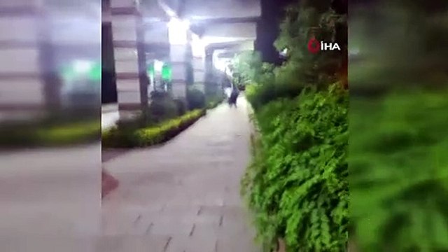 2 genç kız tacizci zanlısını evire çevire dövdü!