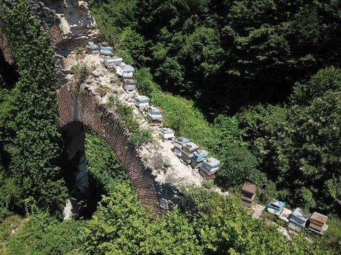 TARİHİ SU KEMERİNİ TAHRİP EDİP, ÜZERİNE KOVANLARI KOYDULAR