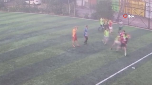 Avcılar’da halı saha maçı boks ringine döndü