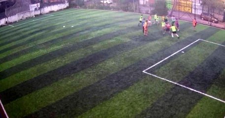 Avcılar'da halı saha maçı boks ringine döndü...O anlar kamerada