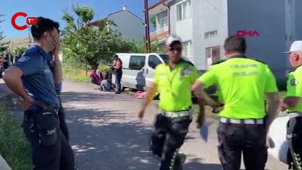 Oğlunun kullandığı minibüsün altında kalan kadın öldü