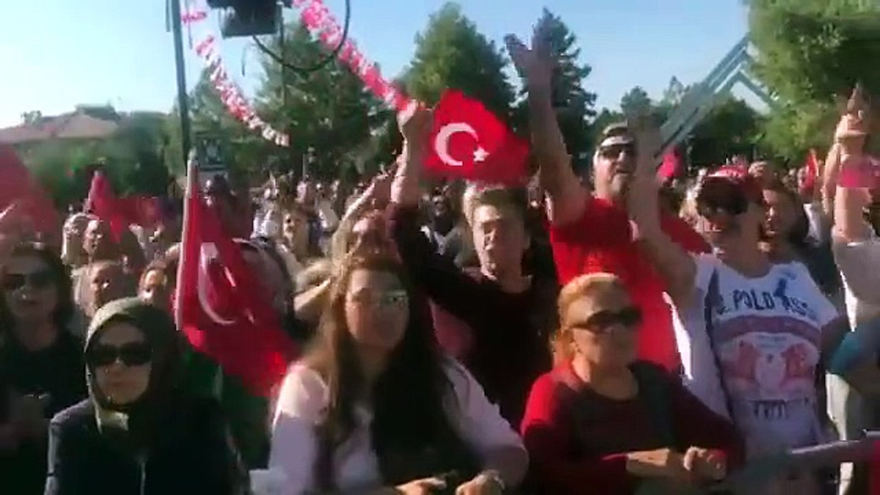 Aşı karşıtları basın mensuplarını yuhaladı