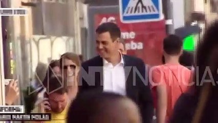 Siyahi kadınla tokalaşan başbakandan tepki çeken hareket