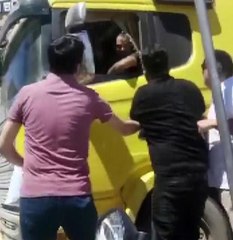 Ümraniye'de 'yol verme' tartışması: Aracı yumruklandı, şişe fırlattı