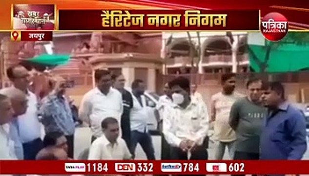 जयपुर के पोश इलाके में बहते सीवरेज के पास लोगों के साथ पार्षद कुर्सी लगाकर बैठा धरने पर