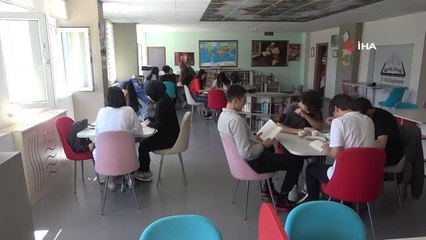 Tatilde olan öğrenciler vakitlerini kütüphane ve spor salonlarında değerlendiriyor