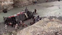 Autobús cae por un barranco en Pakistán