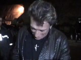 Johnny Hallyday : Moments uniques après son showcase à la Tour Eiffel - Autographes et Émotion (03.12.2011)