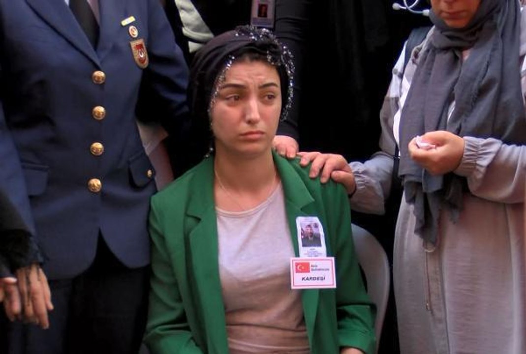 ŞEHİT ENES ÖZGÜL'ÜN CENAZESİ HELALLİK İÇİN BABA EVİNE GETİRİLDİ