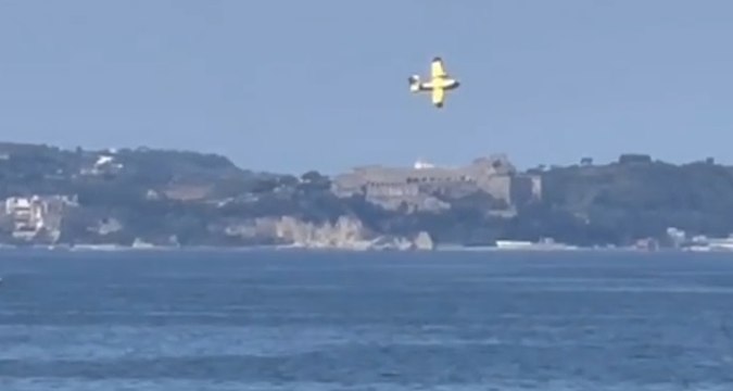 Napoli, incendio sulla collina di Posillipo: in azione Canadair (05.07.22)