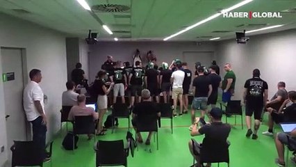 Galatasaray'dan ayrılan Riera'nın basın toplantısını maskeli taraftarlar bastı