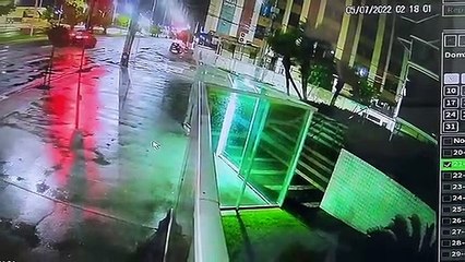 Acidente na Orla de Camburi deixa poste destruído