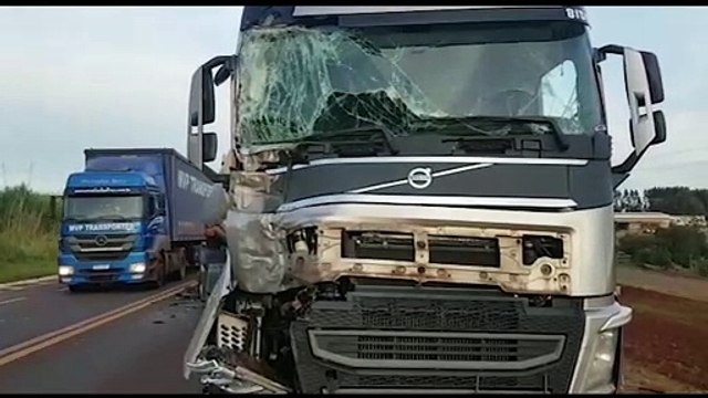 Caminhão, carreta e ônibus se envolvem em forte colisão na rodovia BR-277