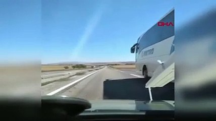 Sosyal medyadan canlı yayın yaparken otobüse çarptığı aracı devrildi