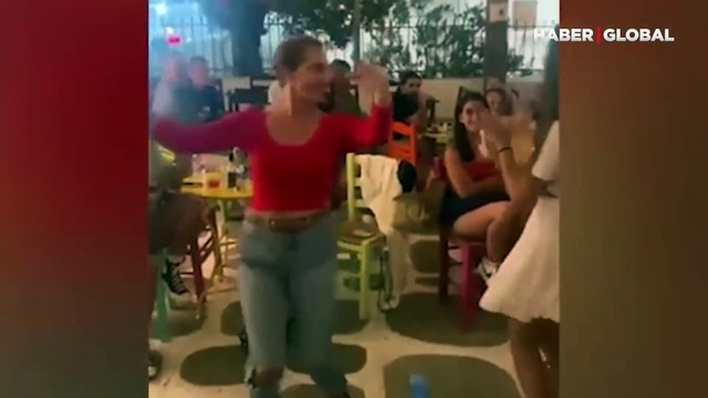 Serenay Sarıkaya Yunanistan sokaklarında dans etti: Sevgilisi Umut Evirgen hayranlıkla izledi
