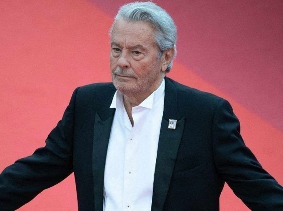 Alain Delon humilie son garde-du-corps devant un chroniqueur de "TPMP" médusé : "J'étais super gêné !"