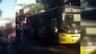 İstanbul'da İETT otobüsü arıza yaptı: Yolcular otobüsü böyle itti