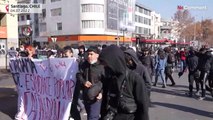 شاهد: شرطة تشيلي تفرق مجموعة من التلاميذ المتظاهرين بخراطيم المياه
