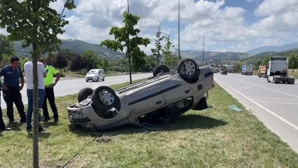 Refüje devrilen otomobildeki 2 kişi yaralandı