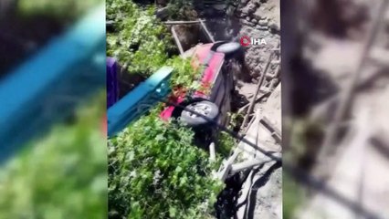 Otomobil bahçeye uçtu, anne ve çocuğu dehşeti yaşadı