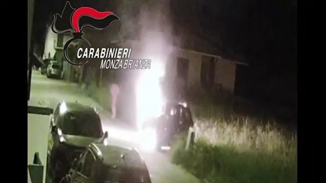 Incendia l'auto dell'ex fidanzato, arrestato stalker: Rivelerò la nostra storia contro l'Islam