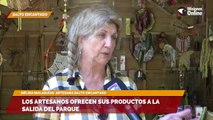 Los artesanos ofrecen sus productos a la salida del Parque