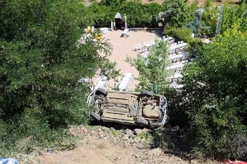 Son dakika haber: TUNCELİ'DE OTOMOBİL ŞARAMPOLE DEVRİLDİ 4 YARALI