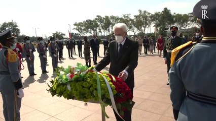 Télécharger la video: Mozambico, Mattarella depone corona di fiori al Monumento agli Eroi