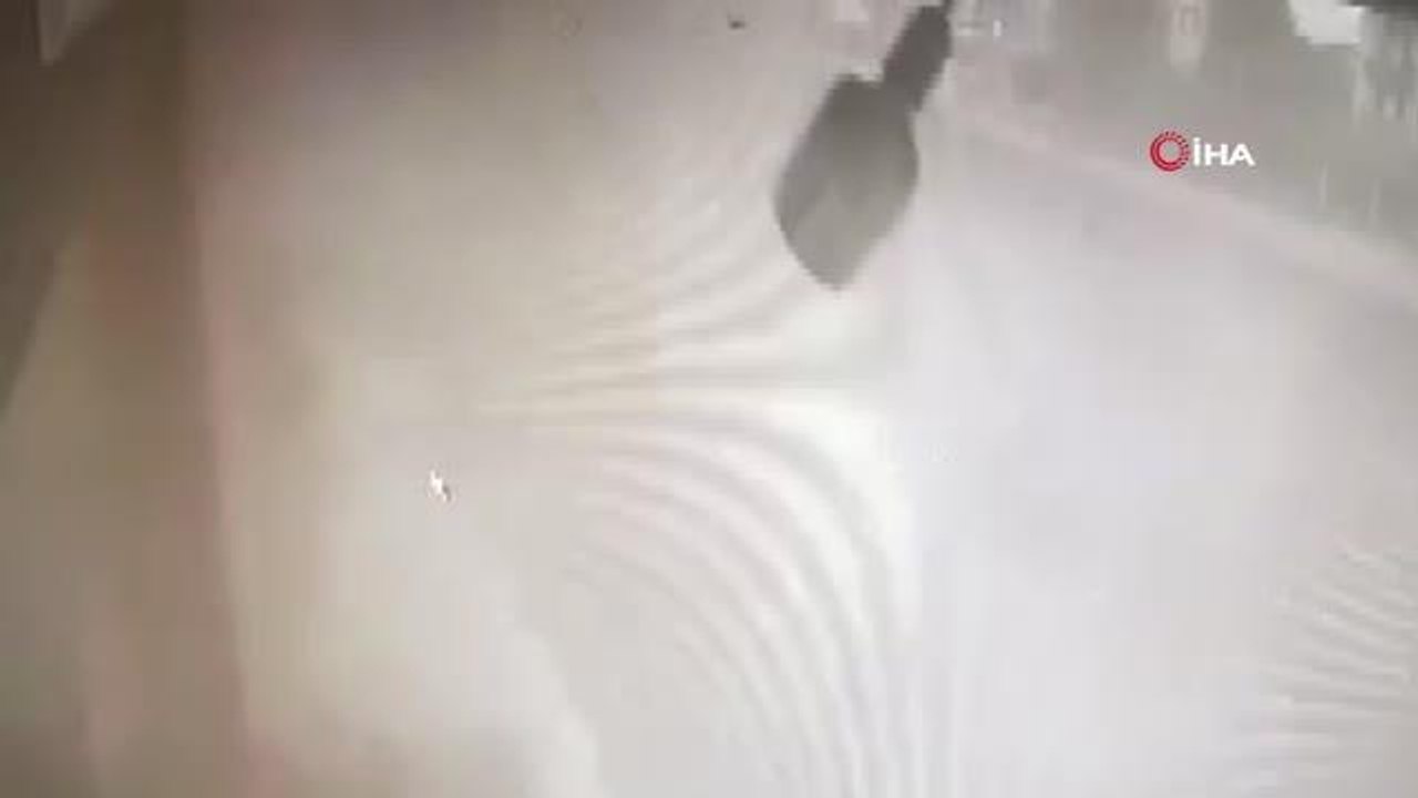 Yoldan çıkan kamyon otomotiv bayideki sıfır araçlara böyle çarptı
