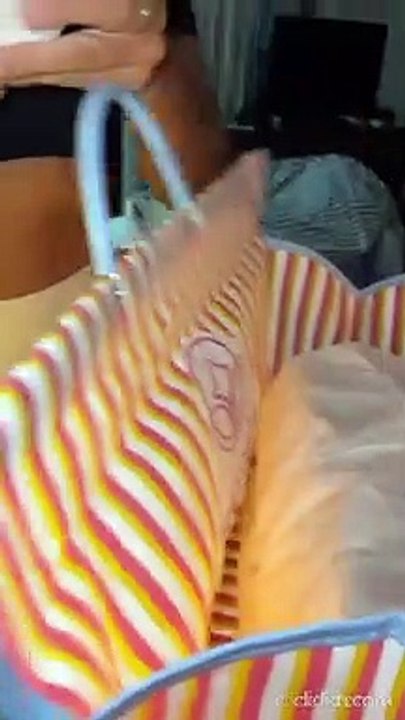 Bruna Gomes radiante com carta e presentes de Portugal.