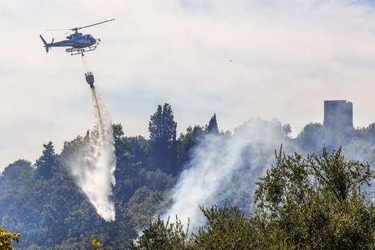 Incendi Napoli, nuovo focolaio a Posillipo: il video dell’elicottero in azione
