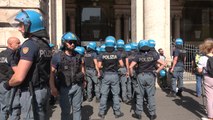 Roma, tassisti sotto Palazzo Chigi lanciano bottigliette acqua