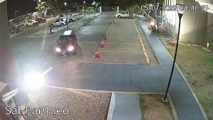 Hombre rompe un video y se pasea por la Quinta municipal en Santa Cruz, es buscado