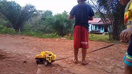 PLAY CAR ALMOST CRUSH A REAL CAR - Suluh main mobil hampir ketabrak mobil beberan