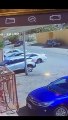 فيديو.. كاميرات المراقبة توثق سرقة أحد الأشخاص لـ سيارة أحد المواطنين و بعد ذلك قام السارق بإحراقها.