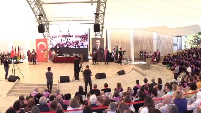 Hacettepe Tıp Fakültesi Mezuniyet Töreninde Genç Doktorun Konuşmasının Kesilmesi Alkışlarla Protesto Edildi