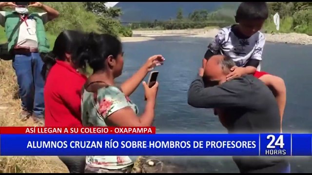 Oxapampa: Profesores y alumnos arriesgan sus vidas cruzando río